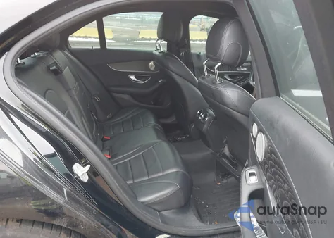 2015 Mercedes-Benz C 300 Sport 4Matic z USA, uszkodzony, nr VIN 55SWF4KB7FU071252